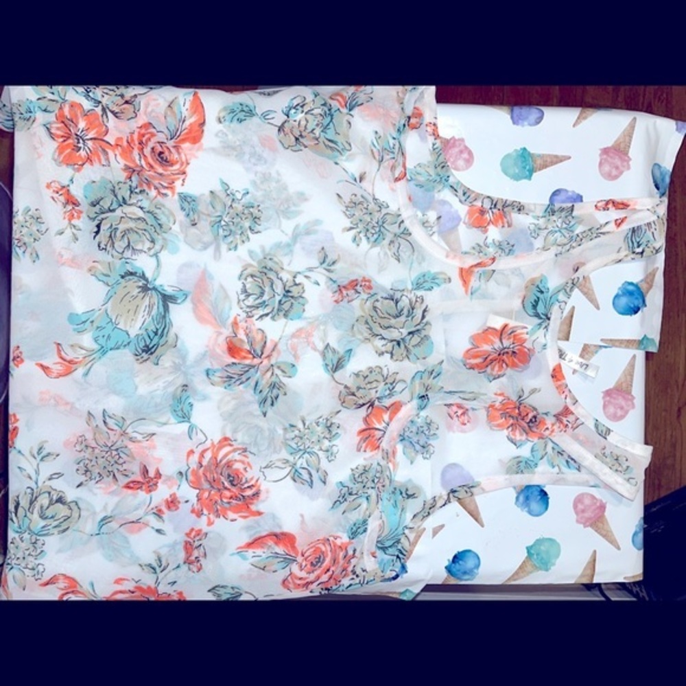 Bundle Alert π¨ 2 Floral Spring Top Size Small - Picture 8 of 15